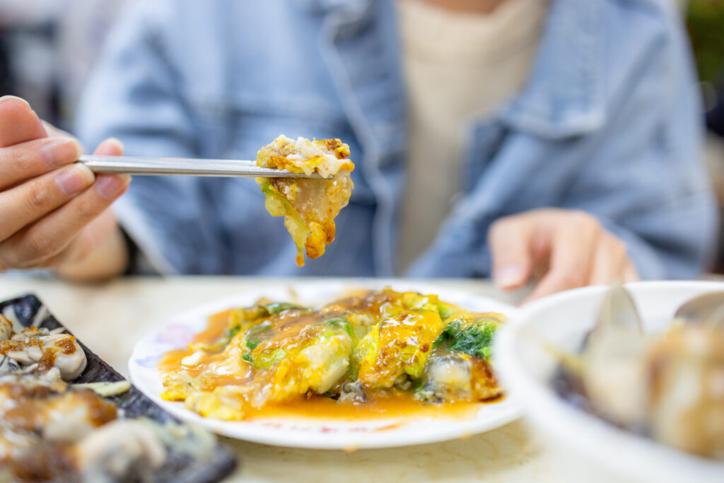 蚵仔煎は、牡蠣を卵と片栗粉で包んで焼いた台湾風のオムレツ。上から特製の甘辛いソースがかけられており、牡蠣のジューシーさと卵のフワフワ感が絶妙にマッチします。